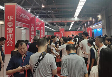 邯郸家博会现场人流如织